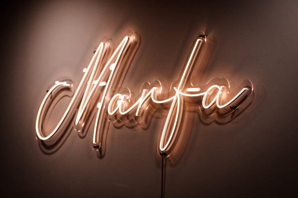 Nahrin Sākums - Marfa neona gaisma ar uzrakstu 