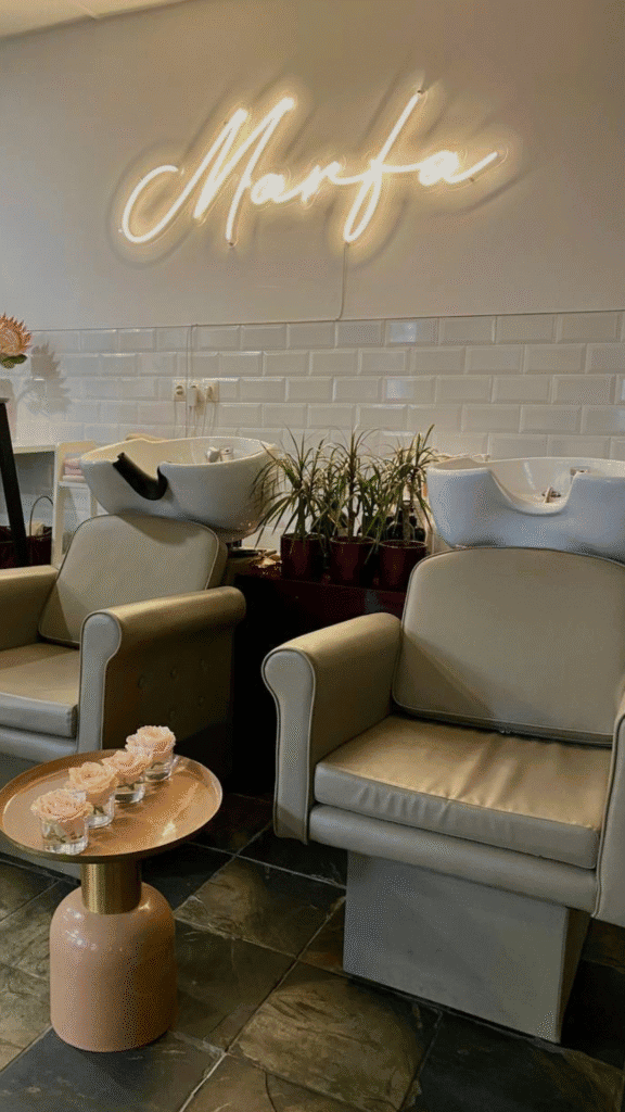 Atsaucīgs un stilīgs spa interjers ar komfortabliem krēsliem un dekoratīviem elementiem.